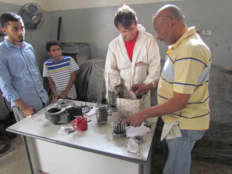 nuestros amigos la familia Tahir que nos ayudo con la reparación